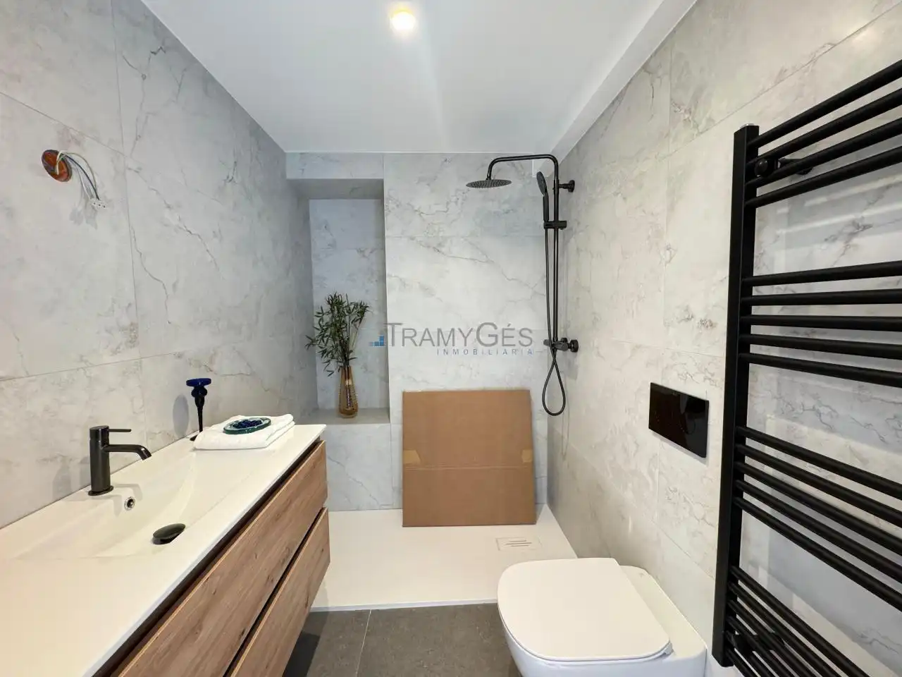 Baño de Piso en venta en Vigo  con Calefacción y Terraza