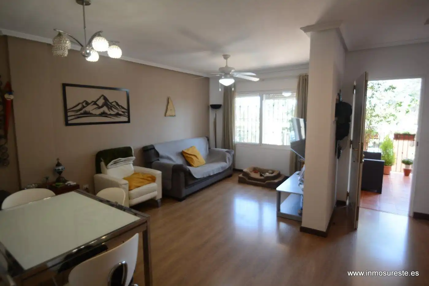 Sala d'estar de Casa adosada en venda en Orihuela amb Aire condicionat, Terrassa i Balcó
