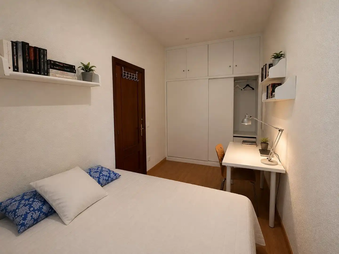 Habitación de Piso en venta en Madrid con Calefacción, TV y Balcón