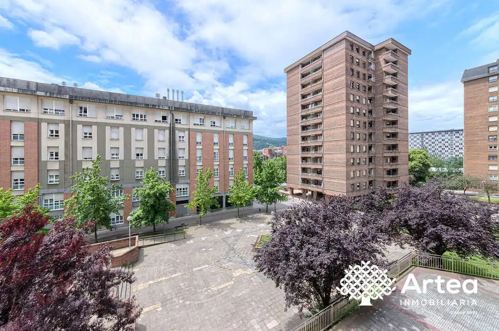 Vista exterior de Pis en venda en Bilbao  amb Calefacció, Jardí privat i Traster