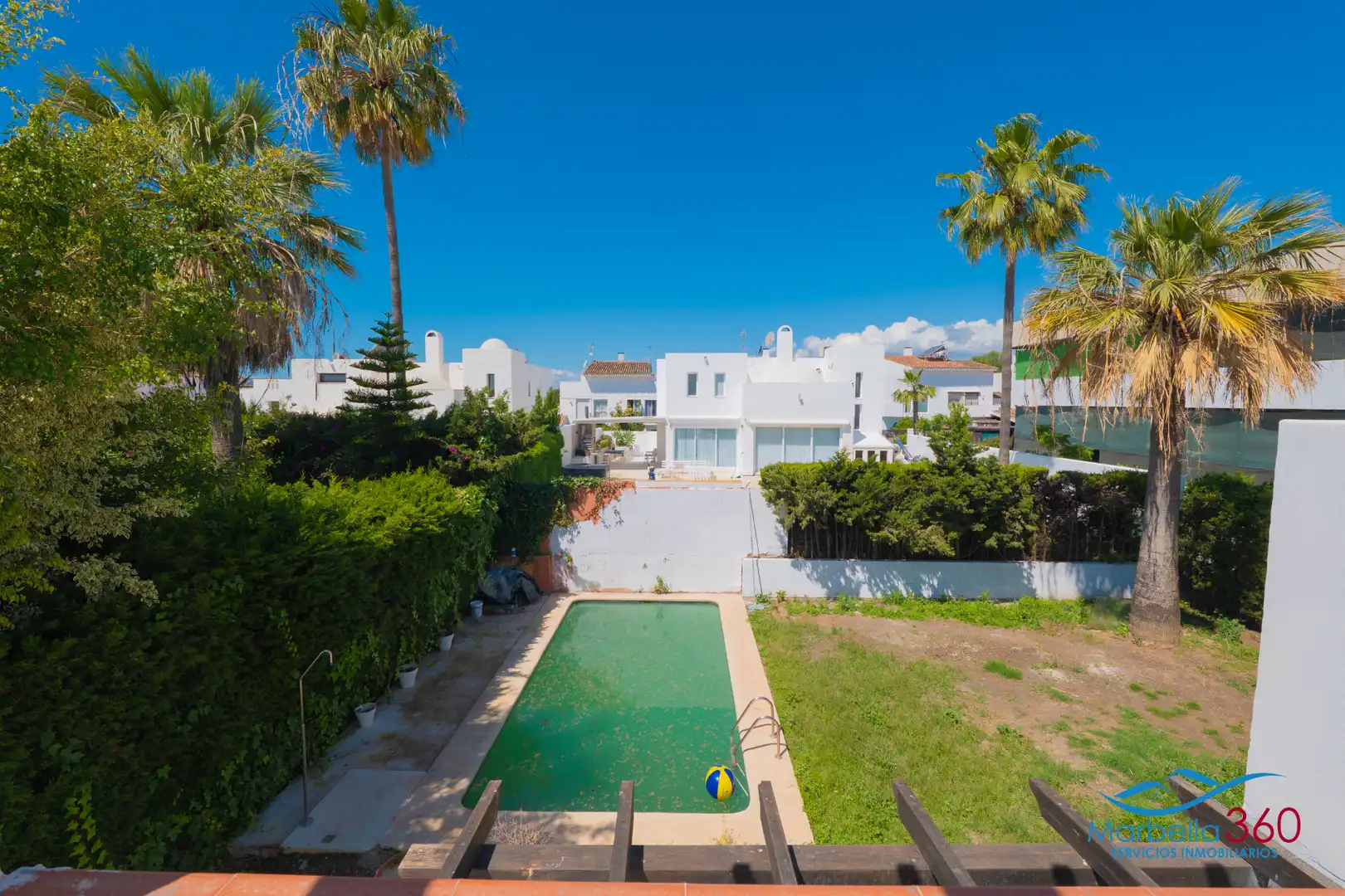 Vista exterior de Casa o xalet en venda en Marbella amb Aire condicionat, Jardí privat i Terrassa