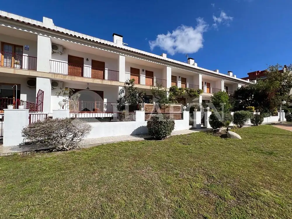 Vista exterior de Casa adosada de alquiler en Vilassar de Mar con Terraza y Piscina comunitaria