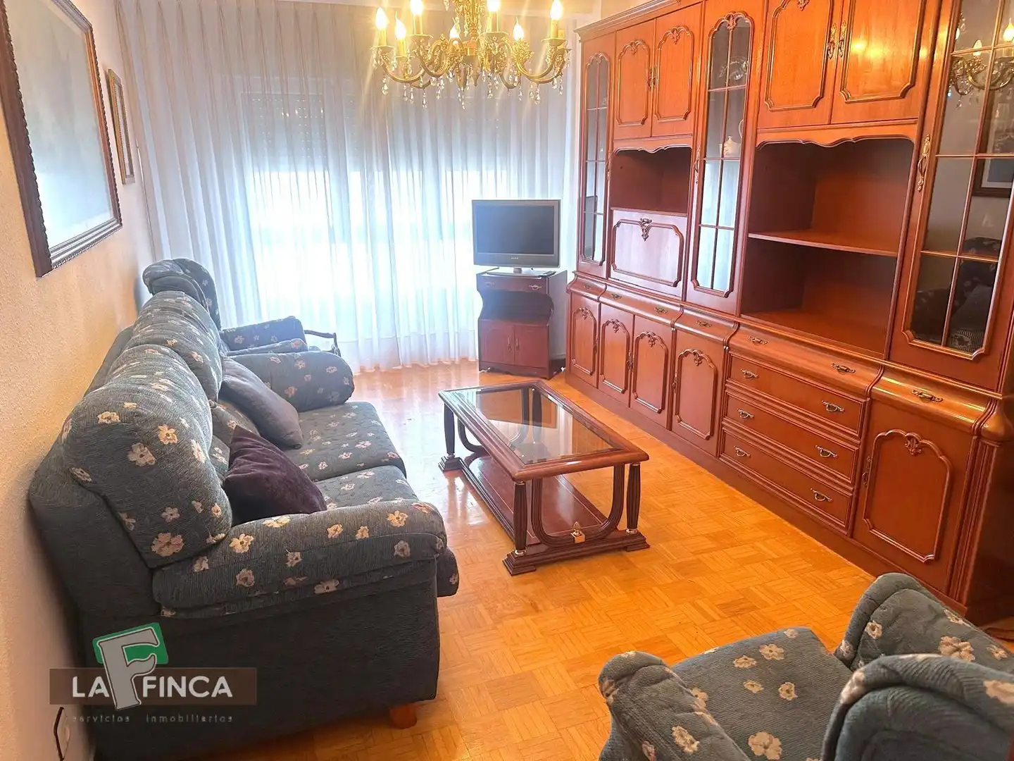 Sala de estar de Piso en venta en Oviedo  con Calefacción, Parquet y Amueblado