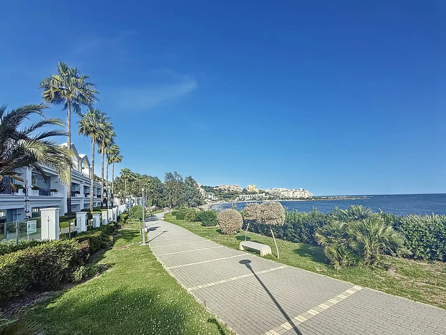 Vista exterior de Apartament en venda en Estepona amb Aire condicionat, Terrassa i Piscina