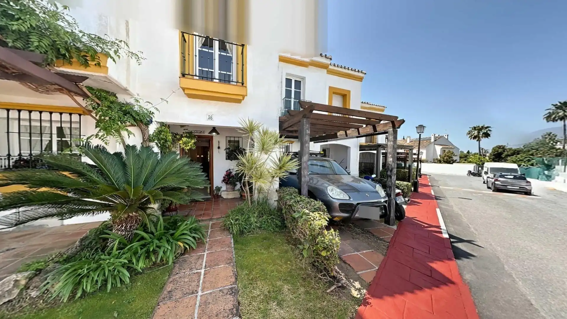 Außenansicht von Einfamilien-Reihenhaus zum Verkauf in Estepona mit Heizung, Privatgarten und Terrasse