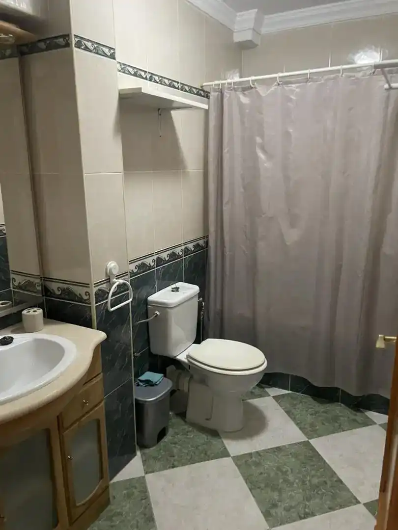 Badezimmer von Wohnung zur Miete in Lora del Río mit Klimaanlage, Möbliert und Waschmaschine