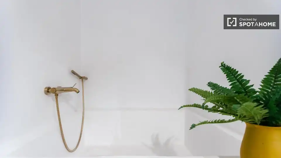 Bathroom of Flat for rent in Valencia  with Air Conditioner, Heating and Furnished