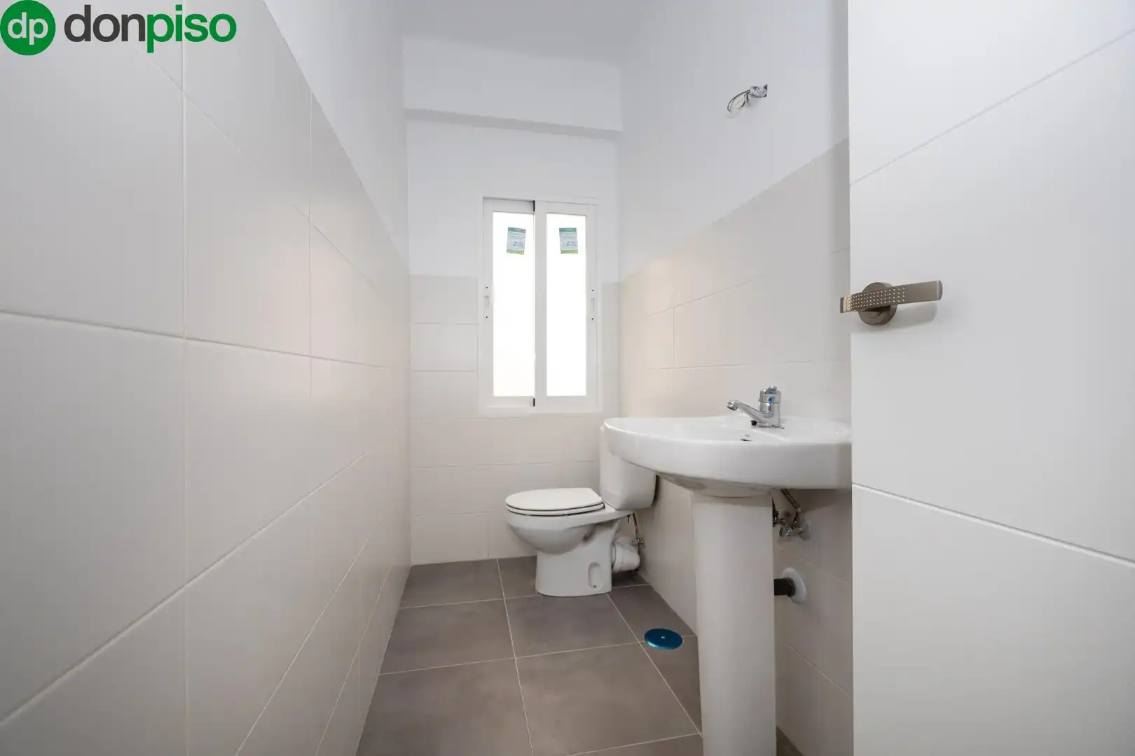 Bathroom of Flat for sale in Granada  with Terrace and Balcony