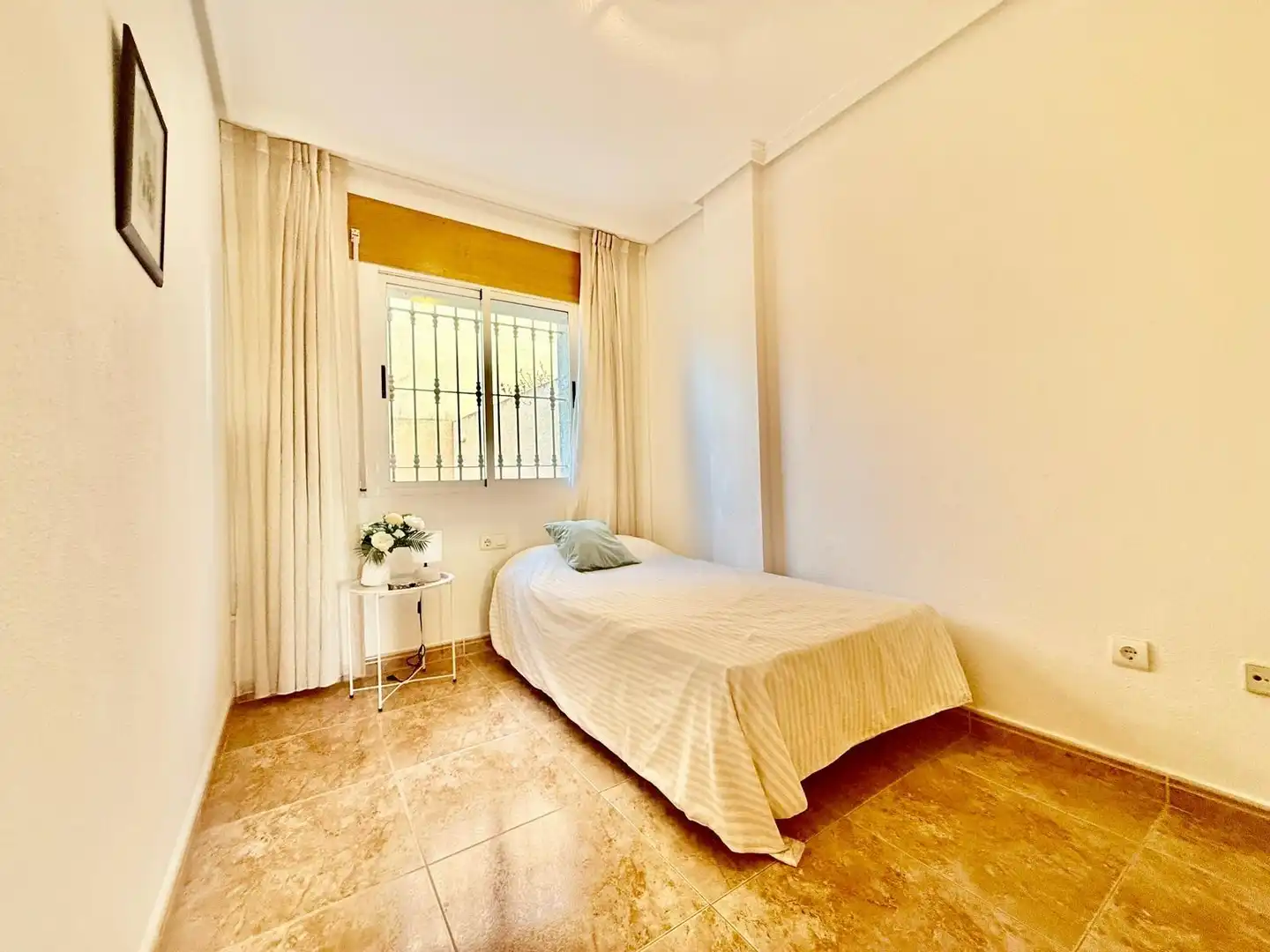 Habitación de Casa adosada en venta en Pilar de la Horadada con Aire acondicionado, Calefacción y Jardín privado