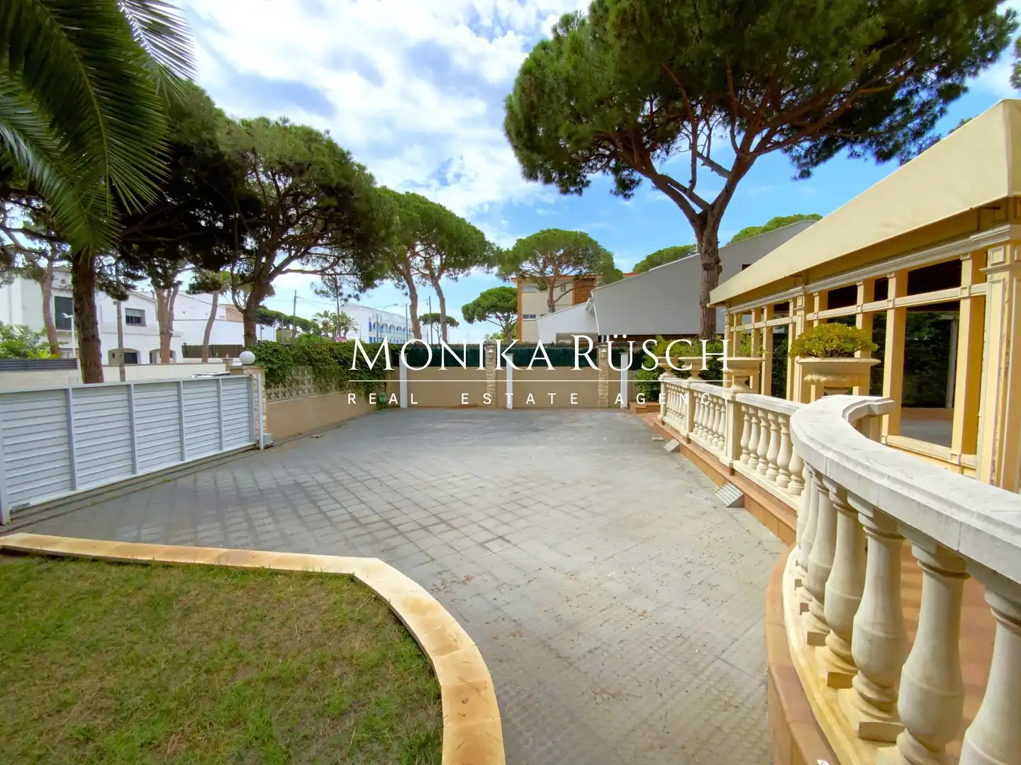 Vista exterior de Casa o xalet en venda en Castelldefels amb Aire condicionat, Calefacció i Jardí privat