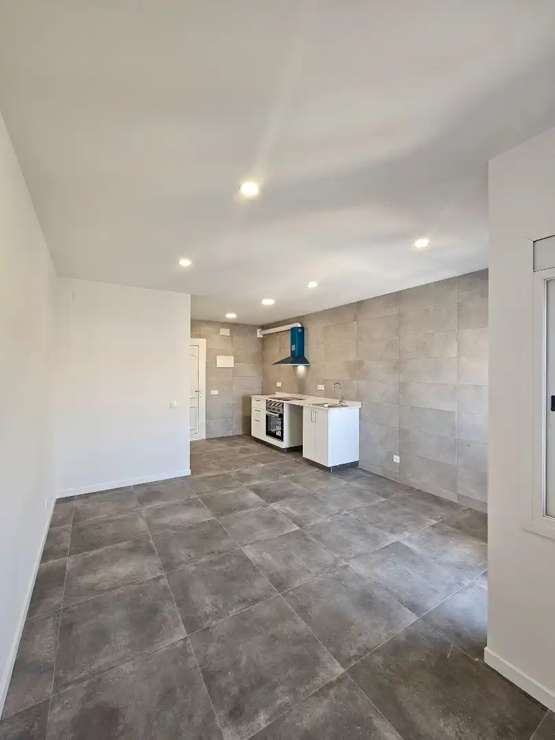 Küche von Wohnung zum Verkauf in Torredembarra mit Ofen und Balkon