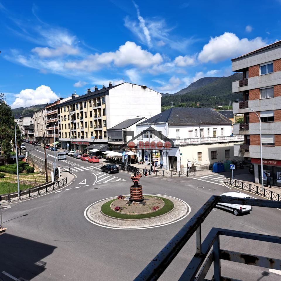 Vista exterior de Piso en venta en A Rúa  con Terraza, Trastero y Amueblado