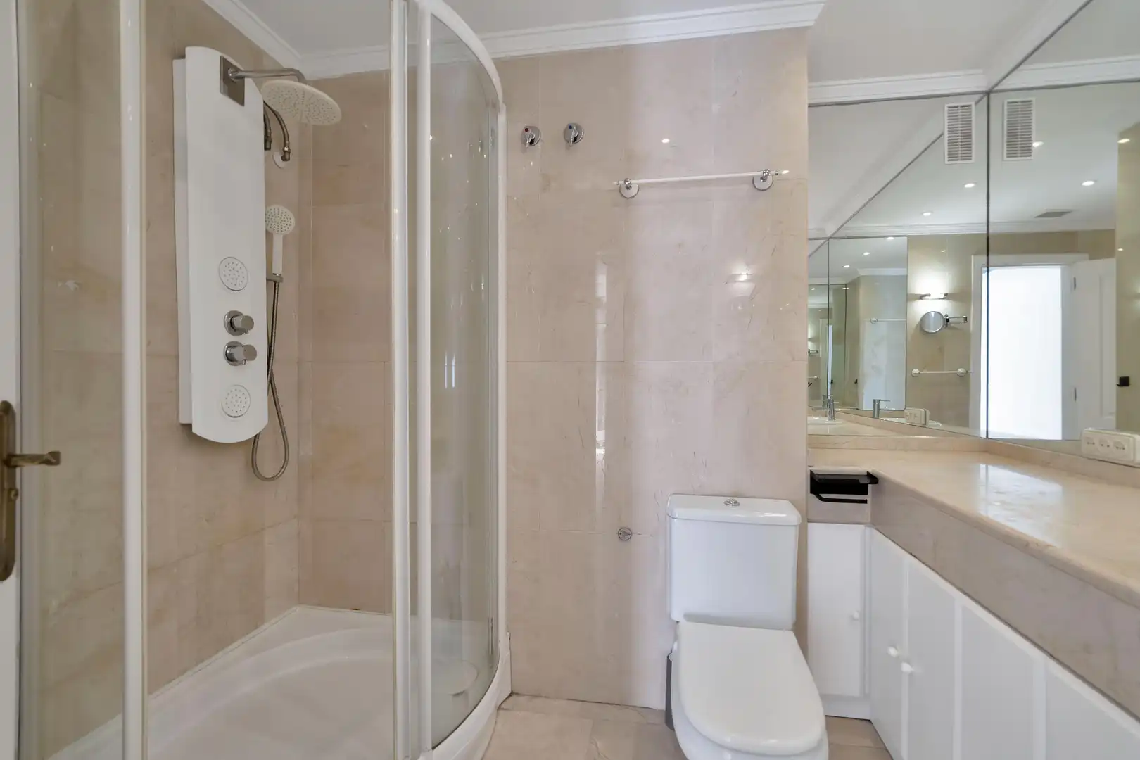 Baño de Apartamento en venta en Marbella con Aire acondicionado, Calefacción y Jardín privado