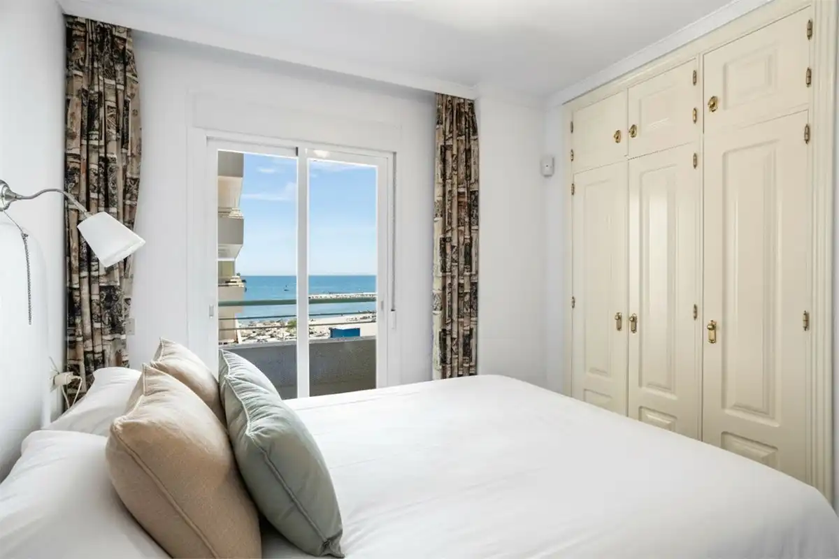 Schlafzimmer von Wohnungen zum Verkauf in Fuengirola mit Klimaanlage, Heizung und Terrasse
