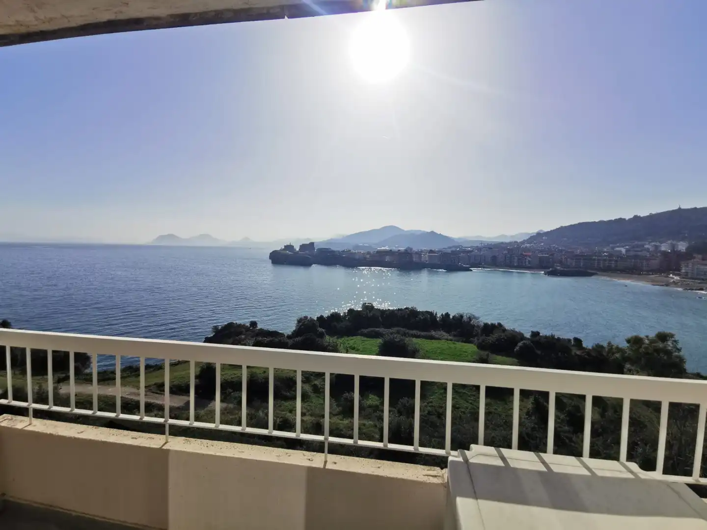 Vista exterior de Piso en venta en Castro-Urdiales con Calefacción, Terraza y Amueblado