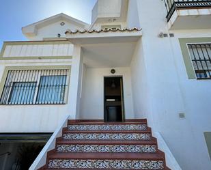 Vista exterior de Casa o xalet en venda en Torremolinos amb Jardí privat i Piscina