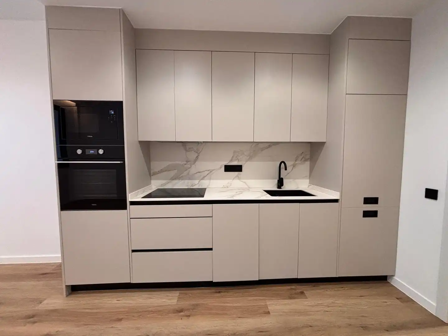 Kitchen of Flat for sale in Barcelona  with Air Conditioner, Oven and Microwave