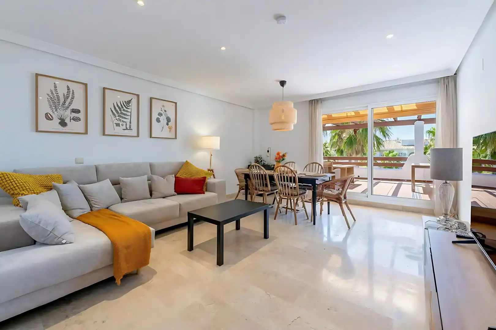 Sala de estar de Apartamento de alquiler en Estepona con Aire acondicionado, Terraza y Piscina