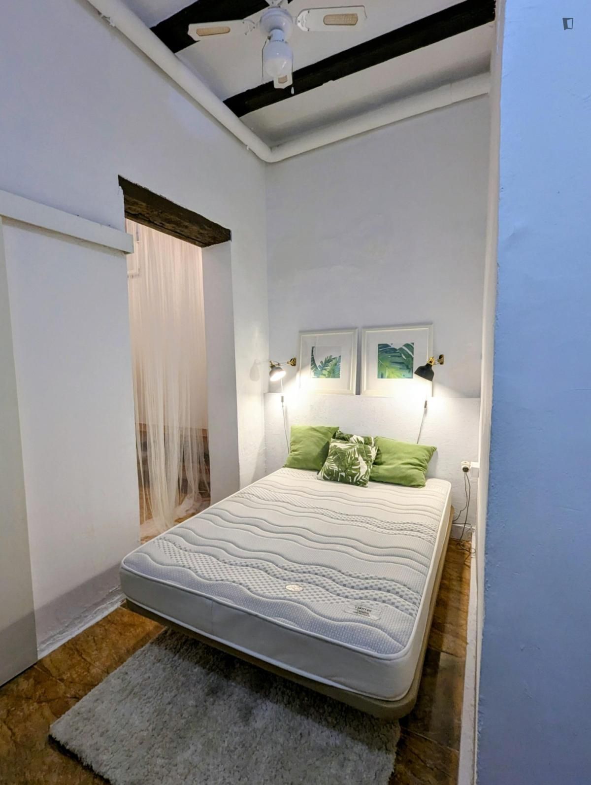 Habitación de Estudio de alquiler en  Valencia Capital con Aire acondicionado, Amueblado y Lavadora