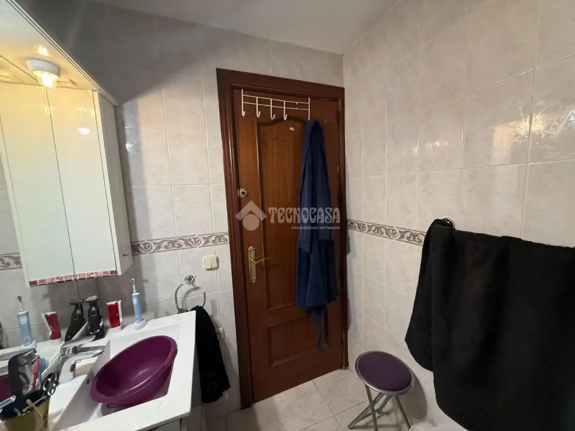 Bathroom of Flat for sale in Madrid  with Air Conditioner and Heating