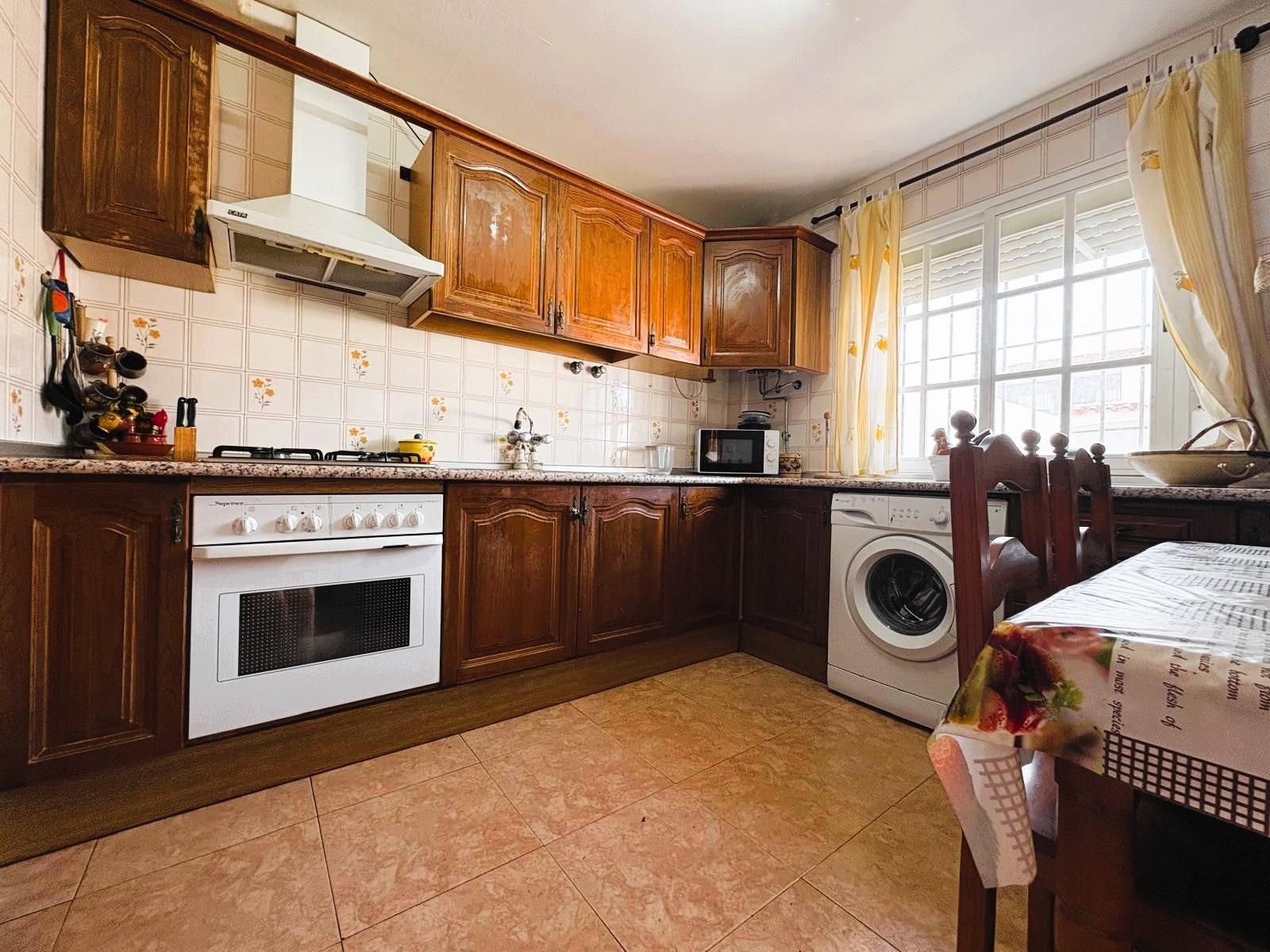 Cuina de Casa adosada en venda en Los Barrios amb Terrassa i Balcó