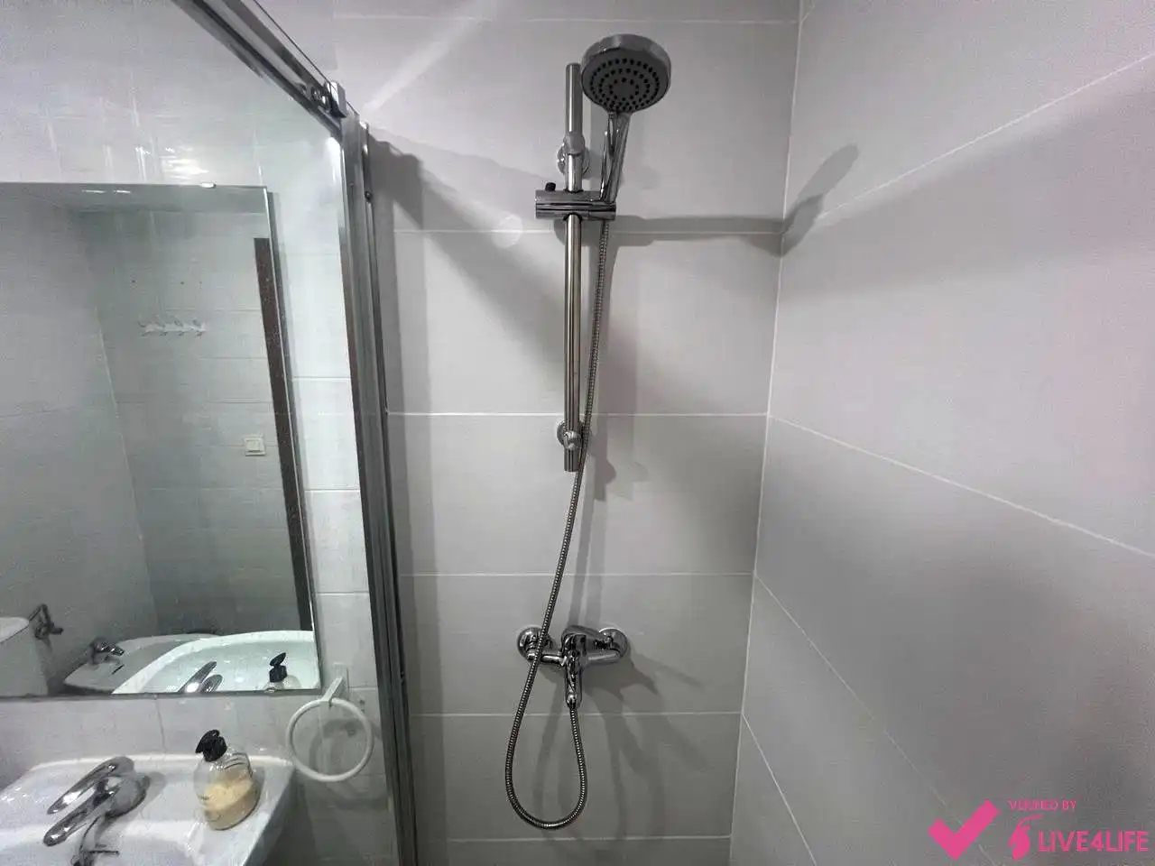 Bathroom of Flat for share in Valencia  with Air Conditioner and Furnished