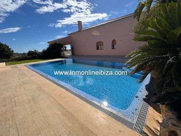 Detached house with pool to rent in Carrer Noruega