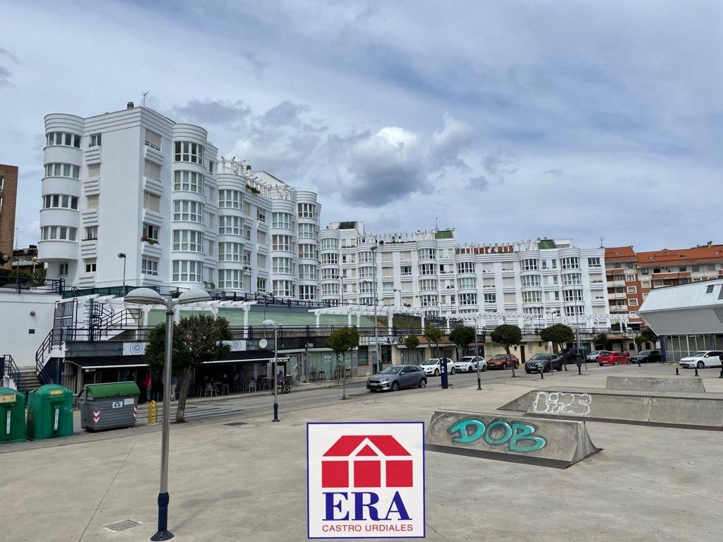 Vista exterior de Àtic en venda en Castro-Urdiales amb Calefacció, Parquet i Terrassa