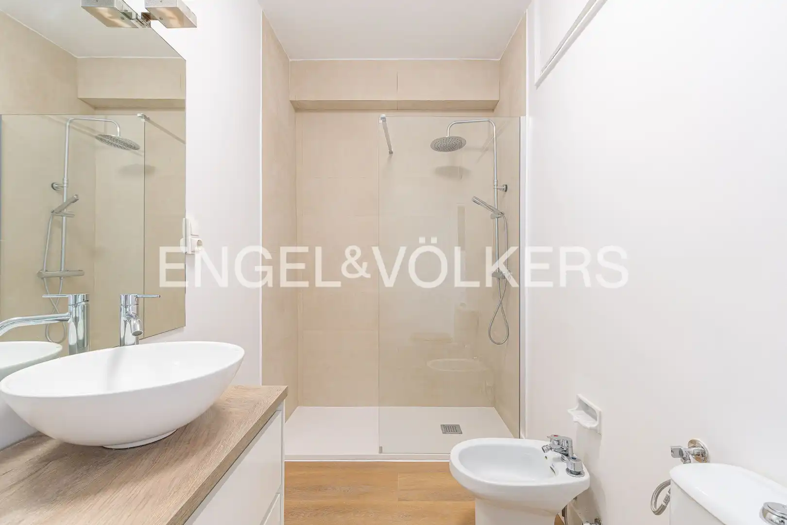 Bathroom of Flat for rent in Madrid  with Air Conditioner, Heating and Terrace