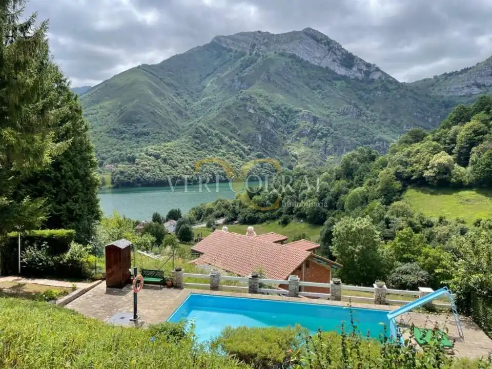Vista exterior de Casa o chalet en venta en Caso con Calefacción, Jardín privado y Terraza