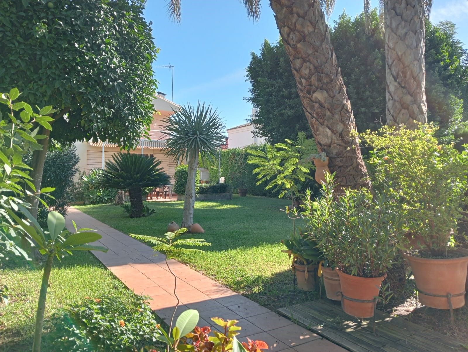 Jardí de Casa adosada en venda en Gelves amb Aire condicionat, Calefacció i Jardí privat