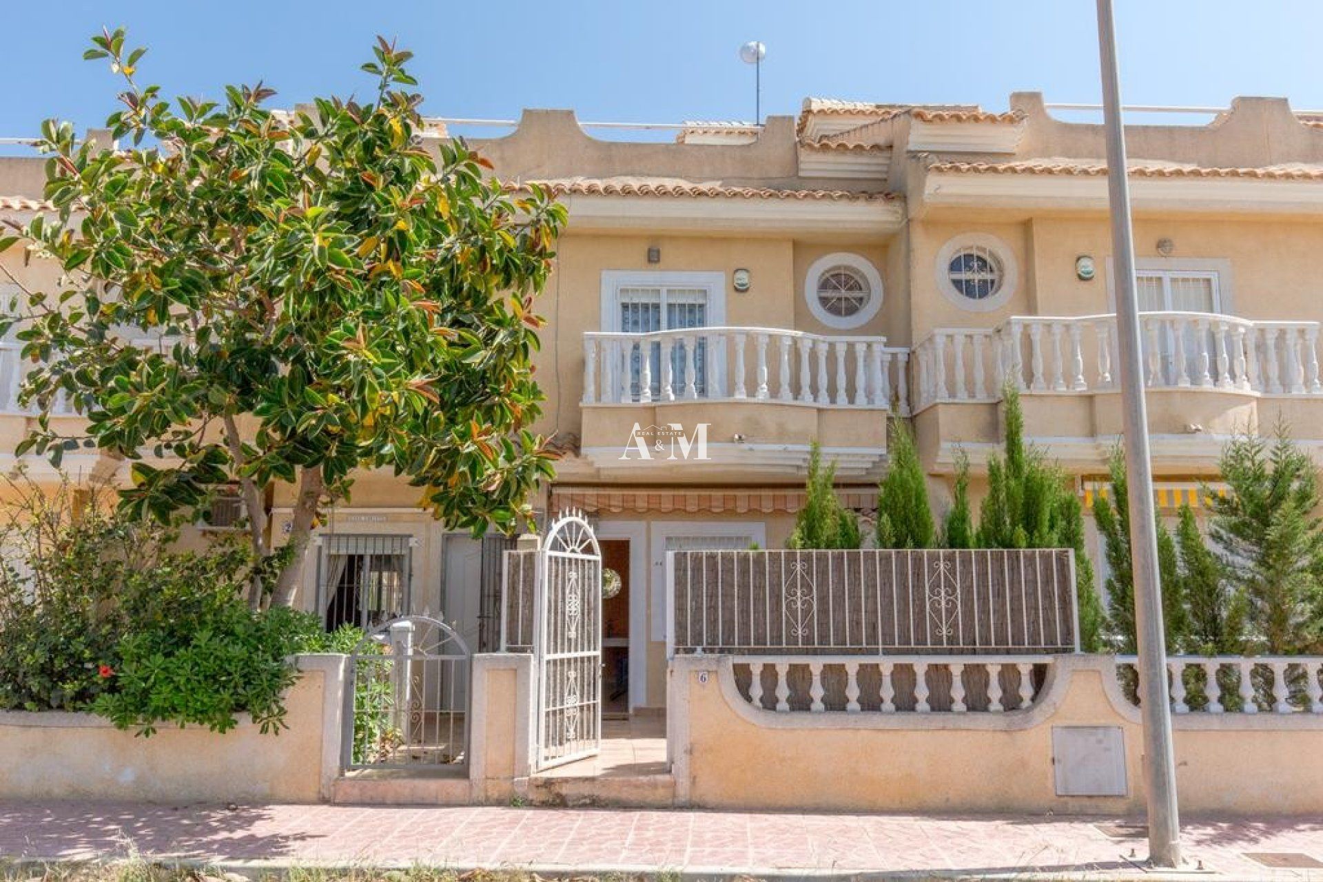 Exterior view of Single-family semi-detached for rent in Guardamar del Segura  with Air Conditioner, Private garden and Terrace