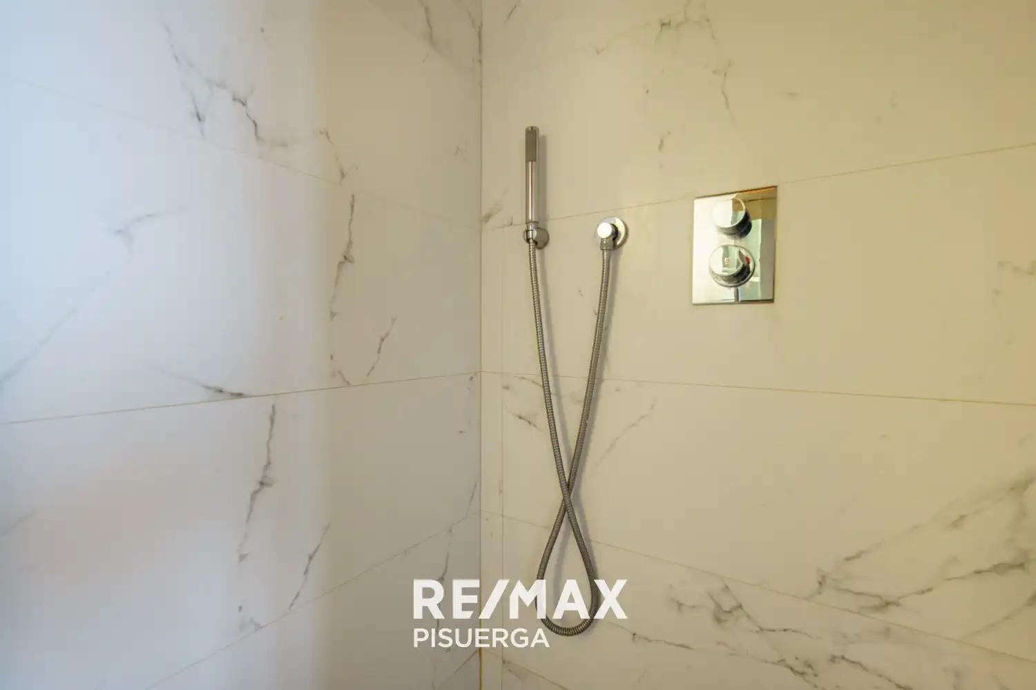 Bathroom of Houses for rent in Laguna de Duero  with Air Conditioner, Private garden and Terrace