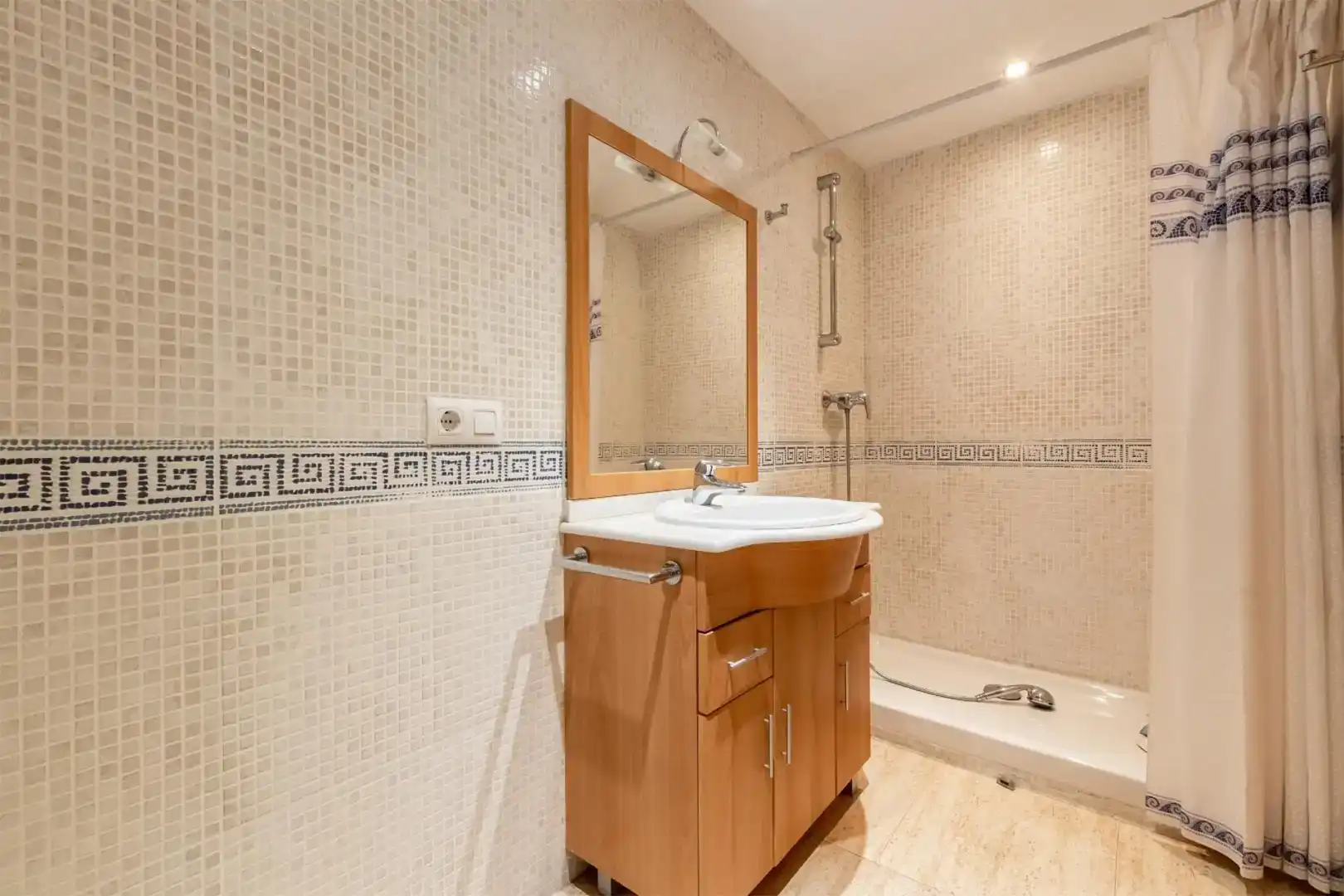 Bathroom of Flat for sale in L'Ampolla  with Air Conditioner, Private garden and Swimming Pool
