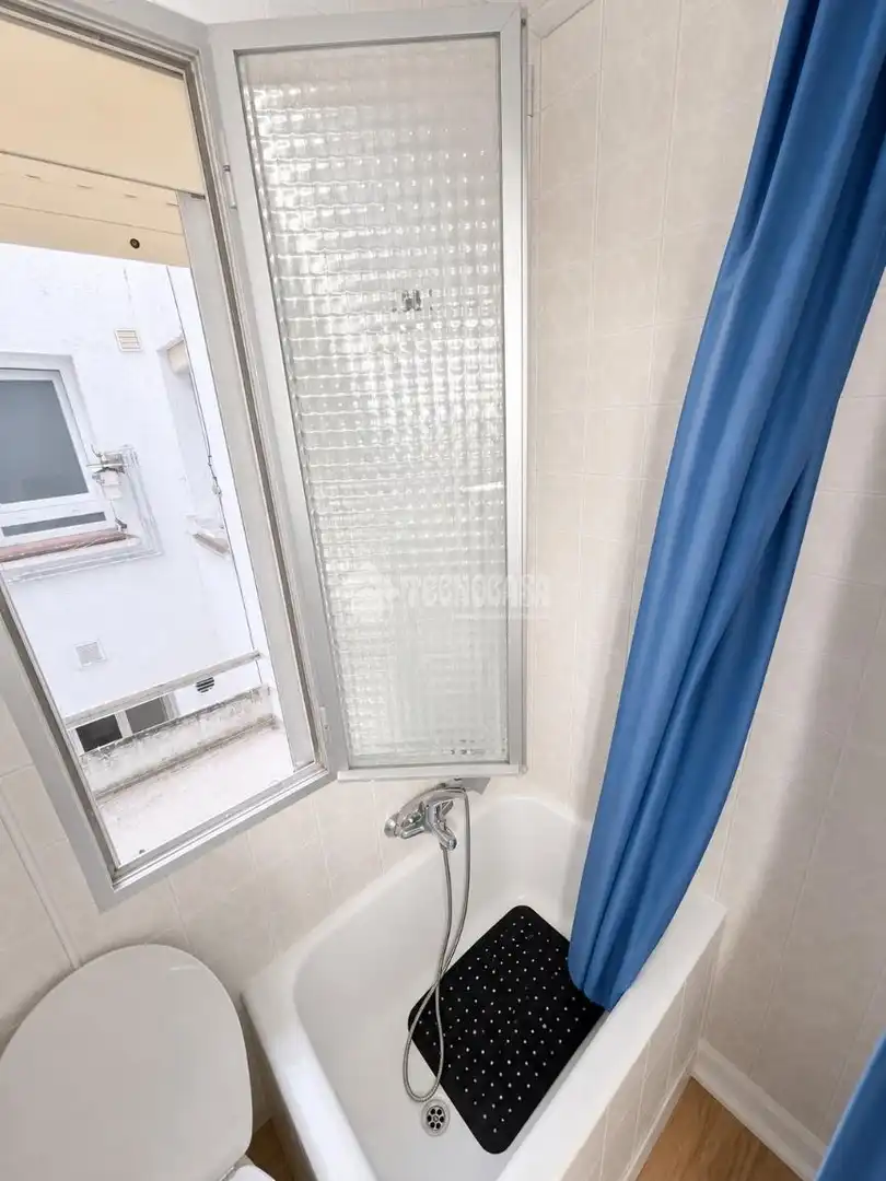 Bathroom of Flat for sale in Madrid  with Air Conditioner and Balcony