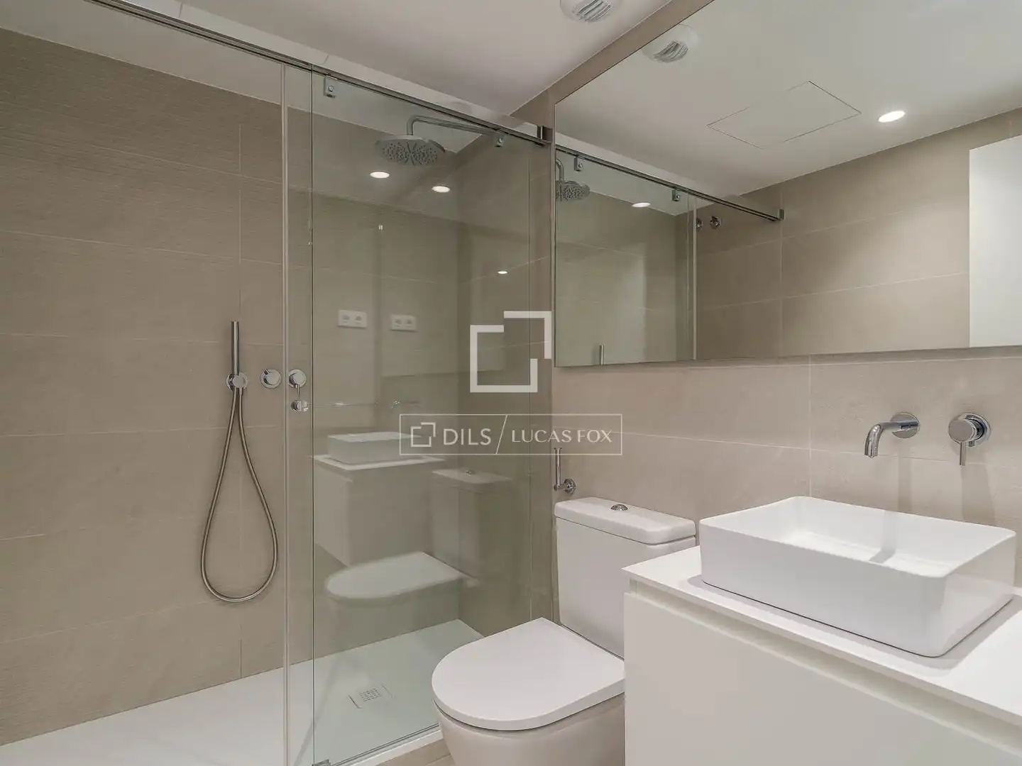 Bathroom of Flat for rent in Barcelona  with Air Conditioner, Parquet flooring and Furnished