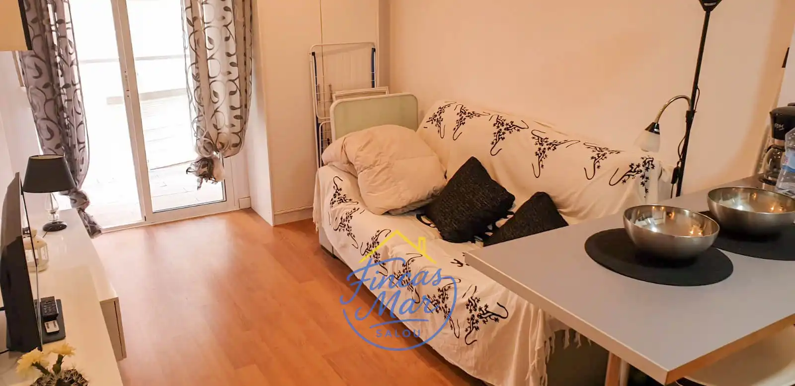 Sala d'estar de Estudi en venda en Salou amb Aire condicionat, Terrassa i Moblat
