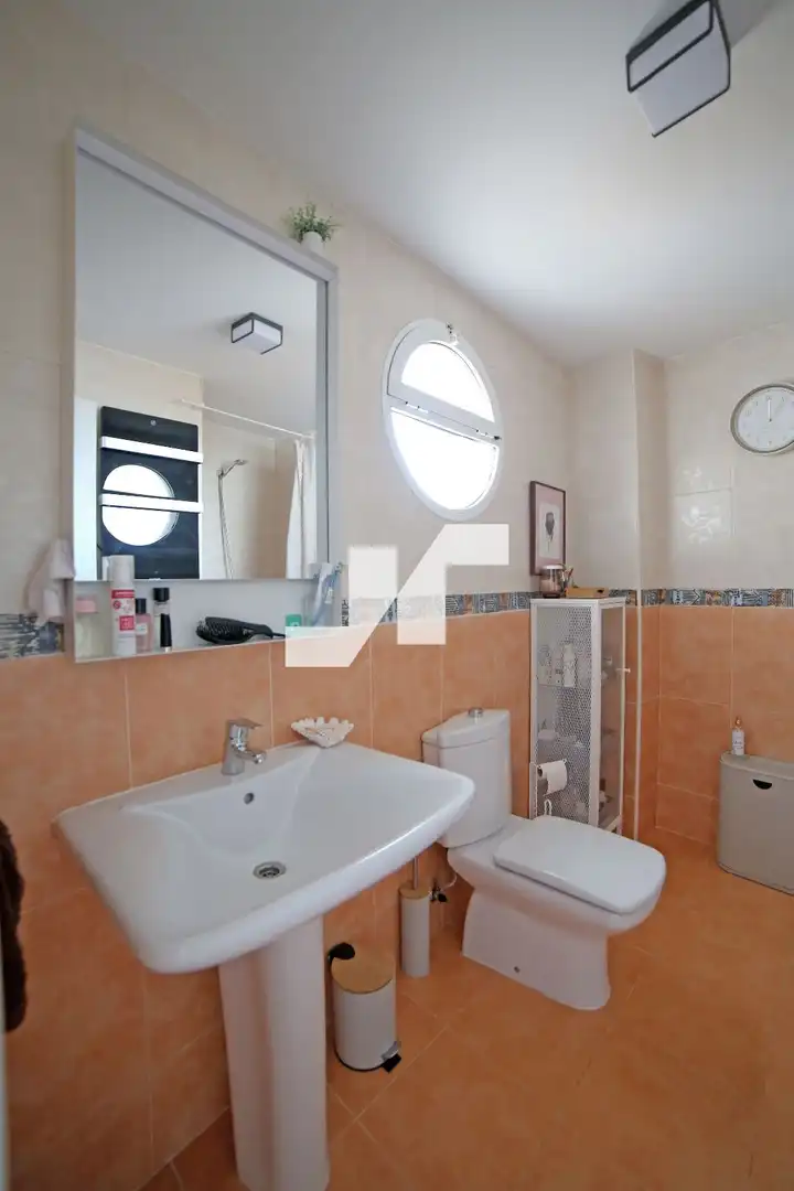 Baño de Casa adosada en venta en Burriana / Borriana con Aire acondicionado, Calefacción y Amueblado