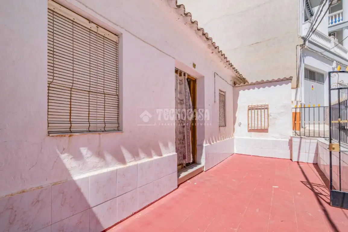 Vista exterior de Casa adosada en venta en Loja con Aire acondicionado, Calefacción y Jardín privado
