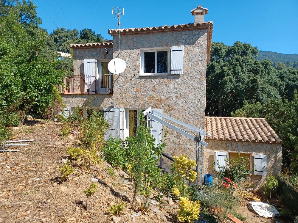Vista exterior de Casa o xalet en venda en Maçanet de Cabrenys amb Calefacció, Jardí privat i Parquet
