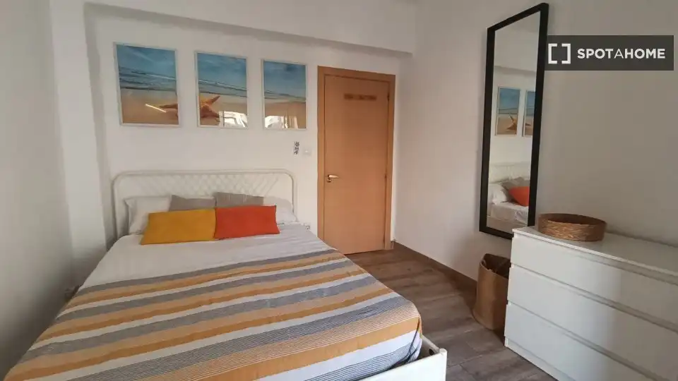 Dormitori de Pis per a compartir en Almería amb Aire condicionat, Terrassa i Moblat