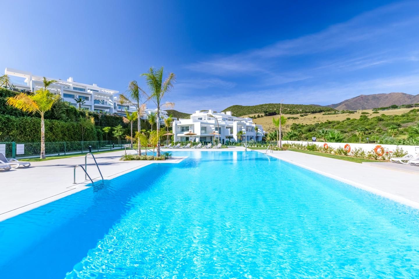 Vista exterior de Apartament en venda en Estepona amb Aire condicionat, Calefacció i Jardí privat