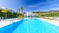 Vista exterior de Apartament en venda en Estepona amb Aire condicionat, Calefacció i Jardí privat