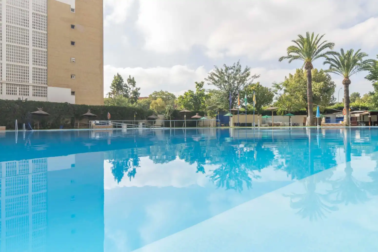 Piscina de Piso en venta en Sevilla con Aire acondicionado, Jardín privado y Piscina