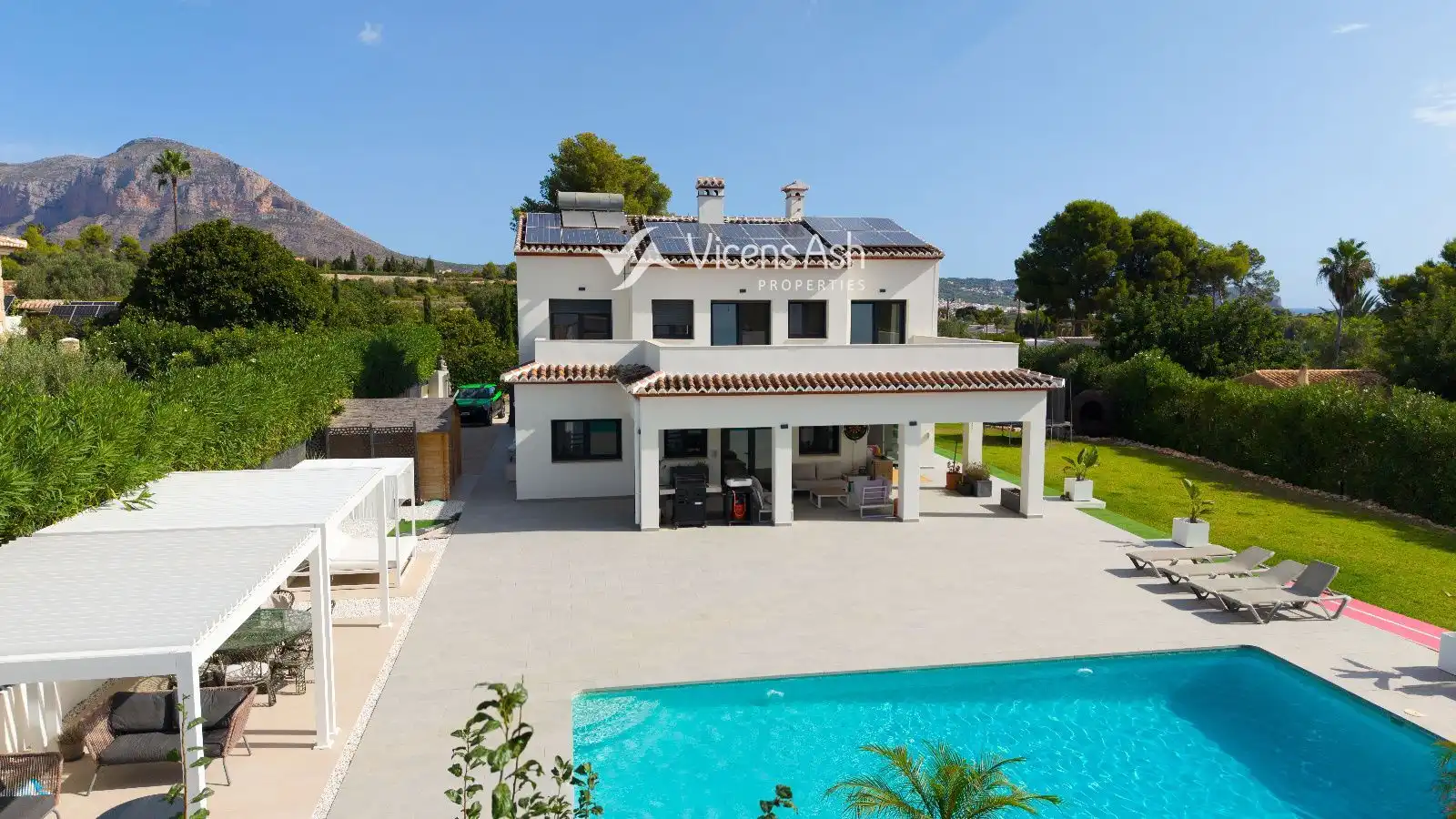 House with pool for sale in Elsa Morante