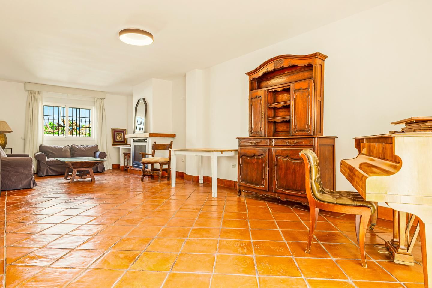 Sala d'estar de Casa adosada en venda en Marbella amb Aire condicionat, Calefacció i Jardí privat