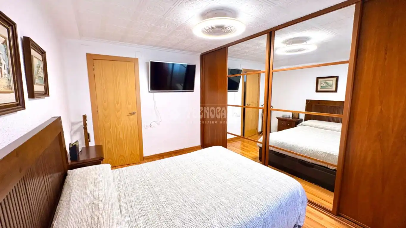 Bedroom of Flat for sale in Valencia  with Air Conditioner and Balcony