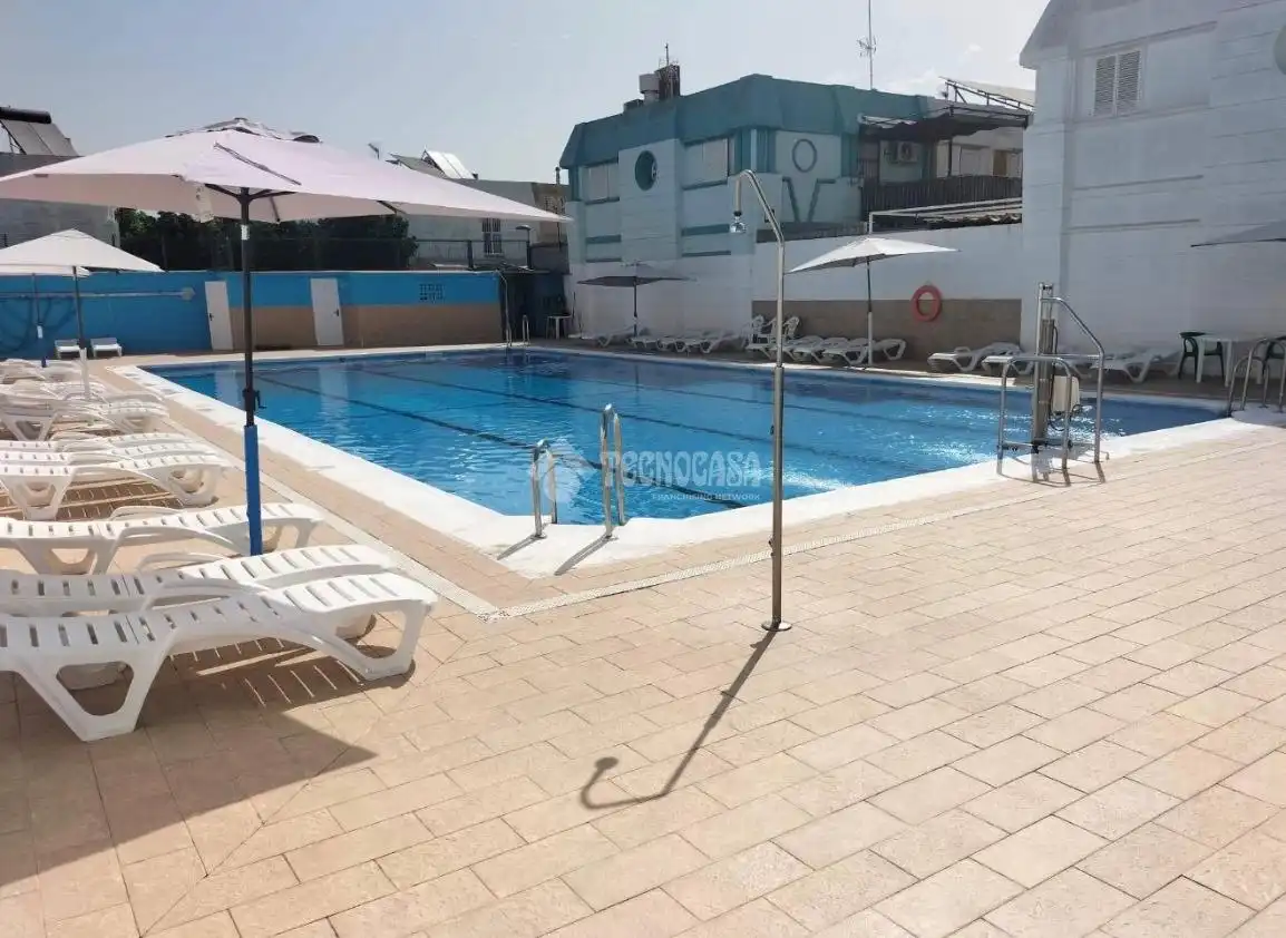 Piscina de Casa adosada en venta en Sevilla