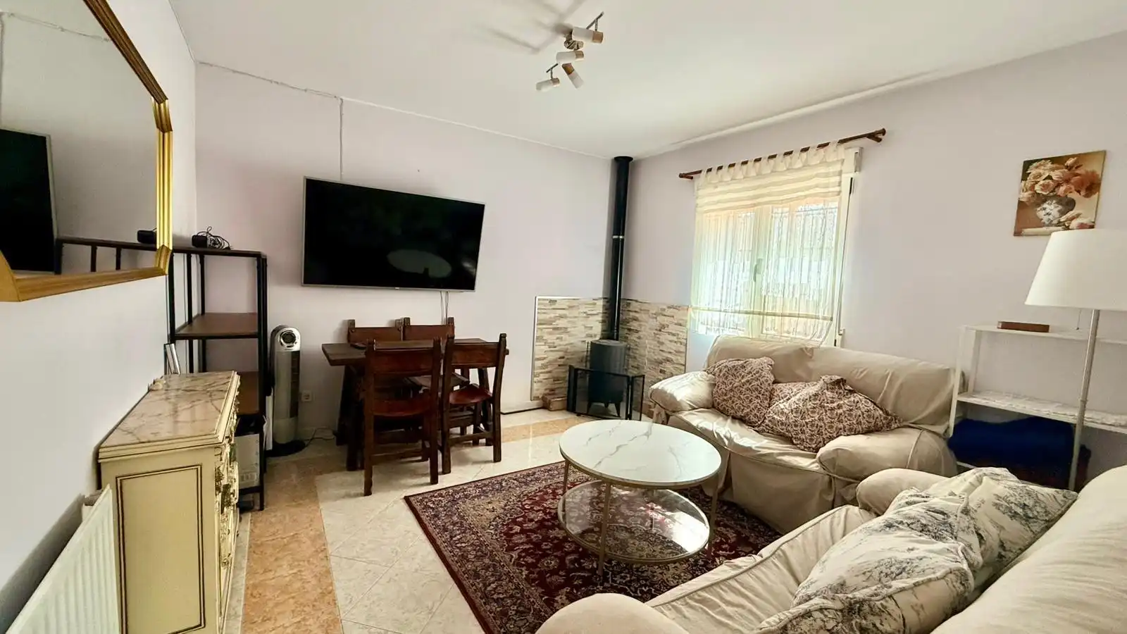 Sala d'estar de Casa o xalet en venda en Zarzuela del Pinar amb Calefacció i Moblat