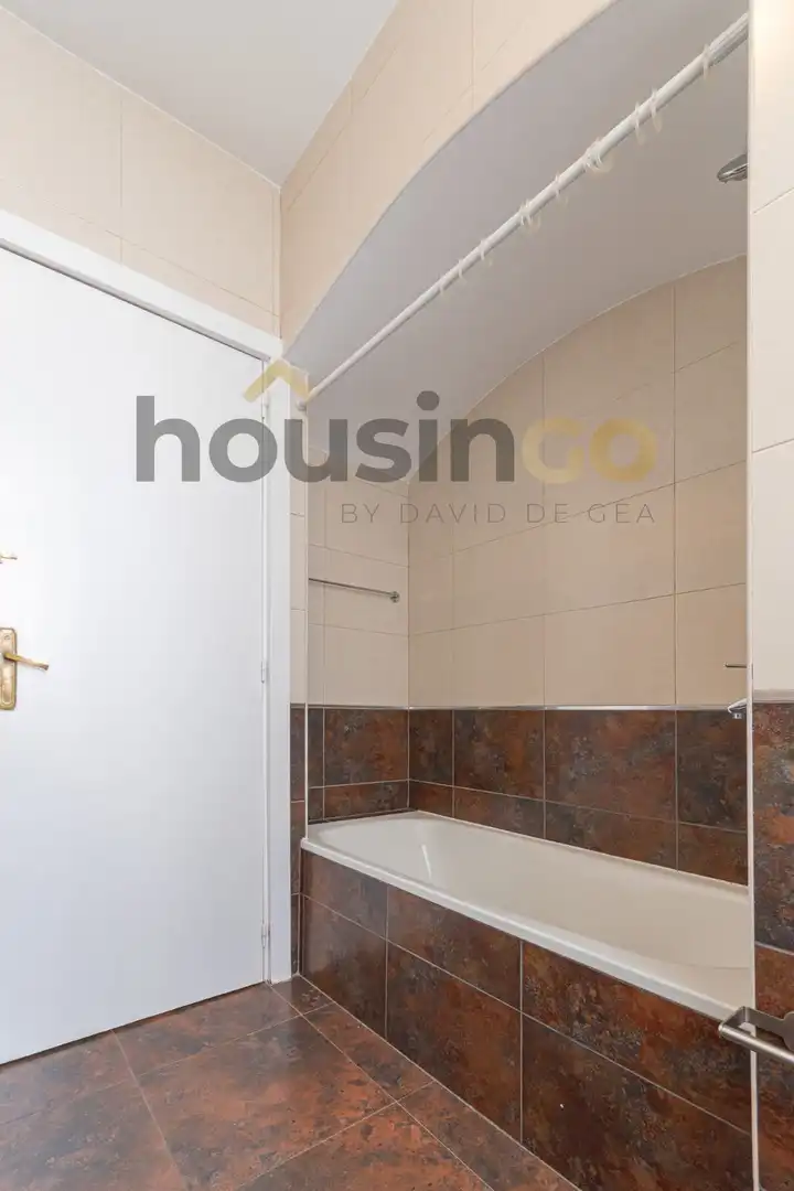 Bathroom of Flat for sale in Madrid  with Heating